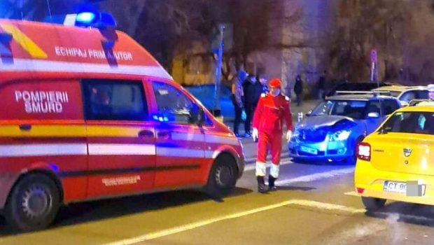 Ambulanță SMURD, lovită de o mașină în timp ce prelua victimele unui accident, la Constanța
