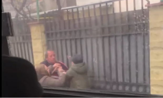 VIDEO | Un șofer de autobuz din Constanța a coborât într-o stație și a lovit un bărbat. Victima a ajuns la spital
