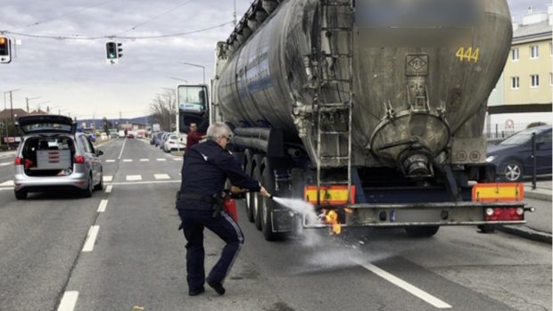 Șofer român lăsat fără camion de polițiștii care l-au oprit ca să-l ajute, în Austria