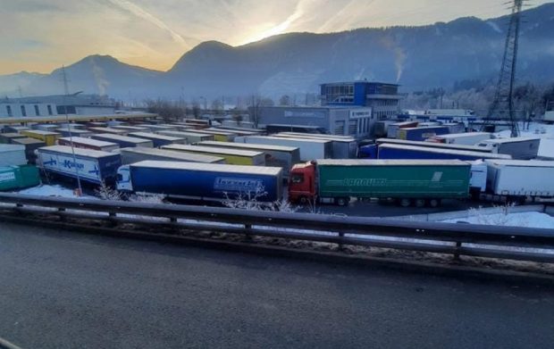 Șoferi români de TIR chemați să ajute și să aducă din Italia, cu camioanele, ajutoare pentru refugiații ucraineni