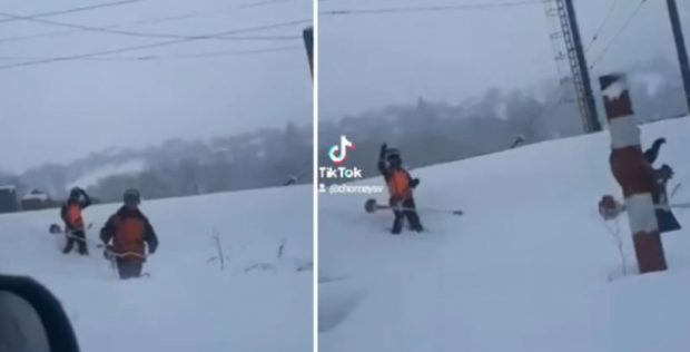 Imaginile zilei: în zăpadă, la tăiat buruienile de lângă calea ferată, cu motocoasa