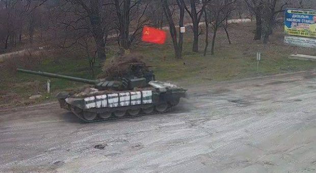 VIDEO | Steagul Uniunii Sovietice, cu secera și ciocanul, pe un tanc rusesc aflat în marș spre Kiev