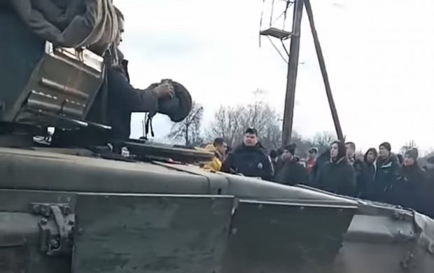 VIDEO | Coloană de tancuri rusești oprită din înaintare de zeci de locuitori în Cernihiv, nordul Ucrainei