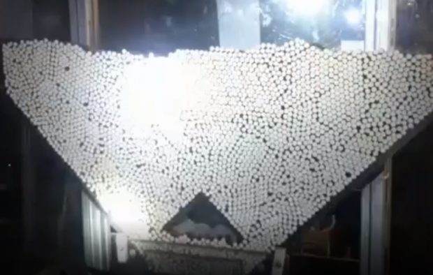 Fabrică de ţigarete contrafăcute improvizată sub o hală dintr-o comună din Hunedoara. Cum era păzită aceasta