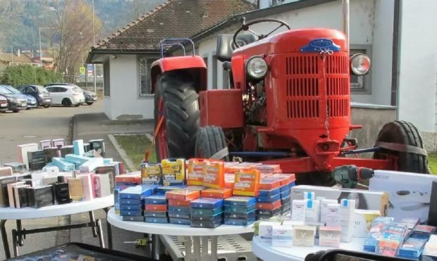 Român lăsat fără tractorul de epocă pe care-l aducea pe platformă, din Elveția. În mașină mai avea și geamantane pline cu parfumuri