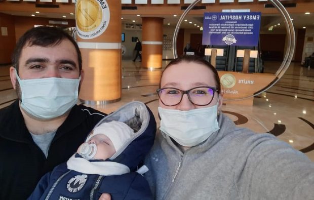 Bebelușul unui șofer român de TIR a fost salvat cu donațiile colegilor tatălui său. Tudor ar mai fi trăit trei luni fără ajutorul camionagiilor
