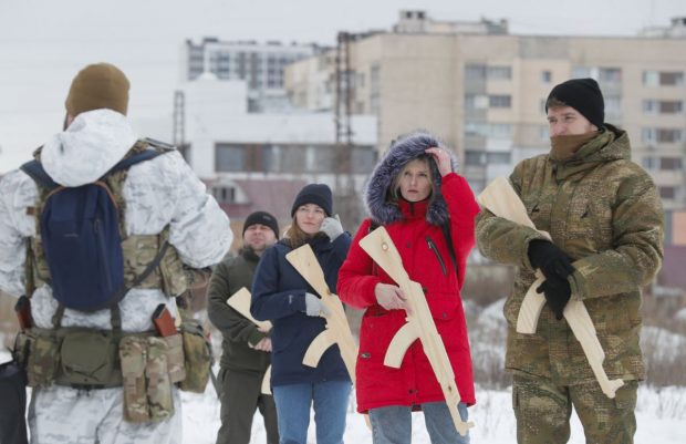 Sondaj european: românii cred că Rusia va invada Ucraina și vor să o protejeze. Cei mai mulți spun că sunt dispuși să riște prețuri mai mari la energie pentru asta