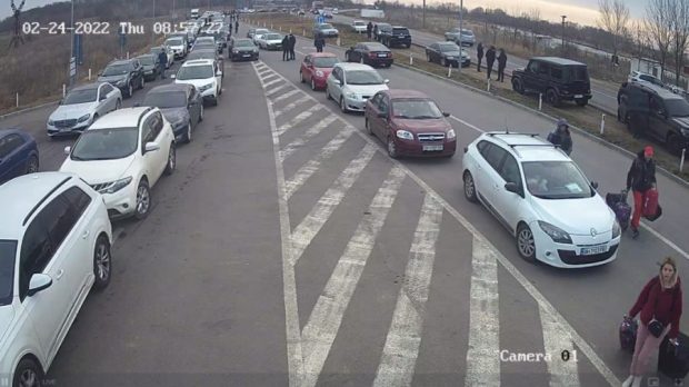 Cozi de mașini la punctul de intrare în Republica Moldova dinspre Ucraina. Maia Sandu: „Suntem pregătiți să primim câteva zeci de mii de oameni”