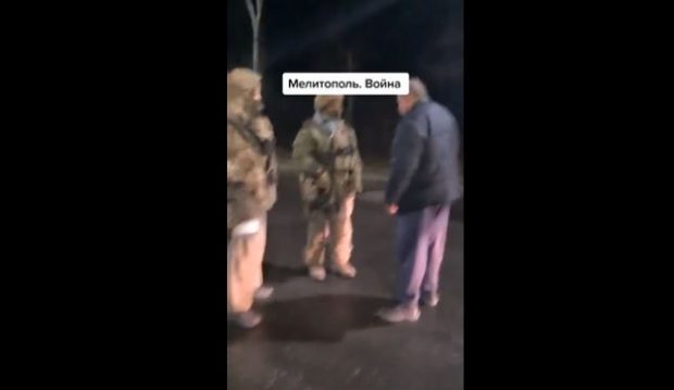 VIDEO | Doi soldați ruși înarmați, confruntați de un etnic rus: „Eu sunt tot rus, dar trăiesc aici. Nu aveți probleme la voi în țară? Sunteți marionete!”