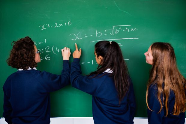 Profesoară de sănătate publică din Noua Zeelandă: „Uniformele școlare ar trebui să sprijine confortul mental și fizic și, cel mai important, învățarea”