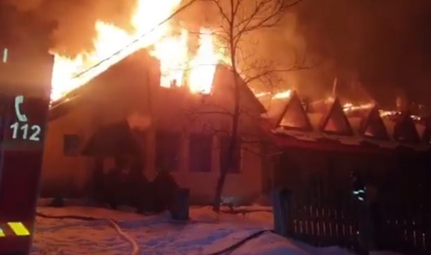 Fosta cabană turistică Usturoiu, distrusă complet de un incendiu