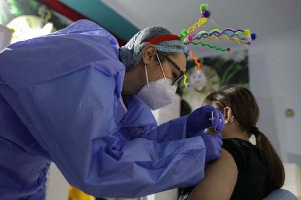 Puțin peste 6.000 de copii între 5 și 11 ani, vaccinați în zece zile. Părinții se tem, specialiștii repetă: „Vaccinurile sunt sigure”