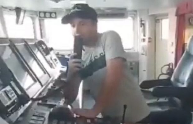 VIDEO| Un vapor georgian a refuzat să alimenteze un vas rusesc rămas fără combustibil în mijlocul mării: „Vâsliți! Glorie Ucrainei!”