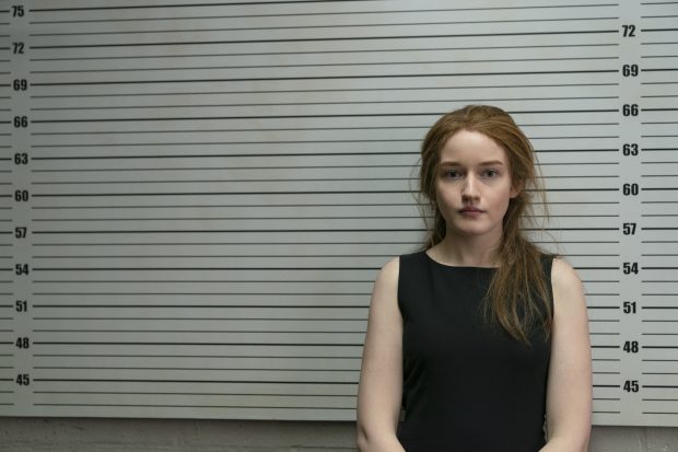 Cum a reușit o tânără să fraudeze lumea bună a New York-ului, explică pentru Libertatea doi dintre actorii miniseriei „Inventing Anna” 