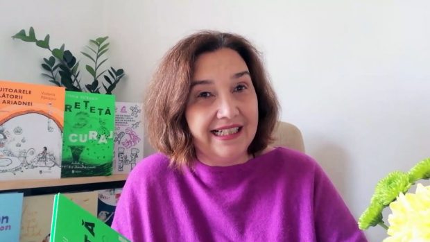 „Textele sunt disecate la orele de literatură ca la abator, doar mațele și putoarea mai rămân de ele”. Interviu cu scriitoarea de cărți pentru copii Victoria Pătrașcu