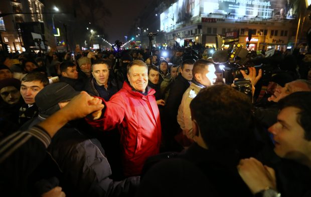 A fost „primarul care ne-a scos din praf și ruine”. Azi e „președintele care ne-a mințit”. Cum e văzut Klaus Iohannis acum din Sibiu