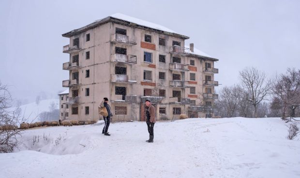 REPORTAJ. 13 blocuri din Anina, care se vând cu 49.000 de euro bucata, reaprind speranța locuitorilor. „Ce-i mai frumos pe lumea asta, ca-n Dallas să vedem”