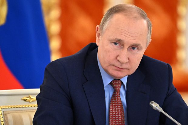 „Putin credea că Kievul va cădea repede, iar acum pur și simplu nu știe ce să facă” – fostul șef al armatei poloneze