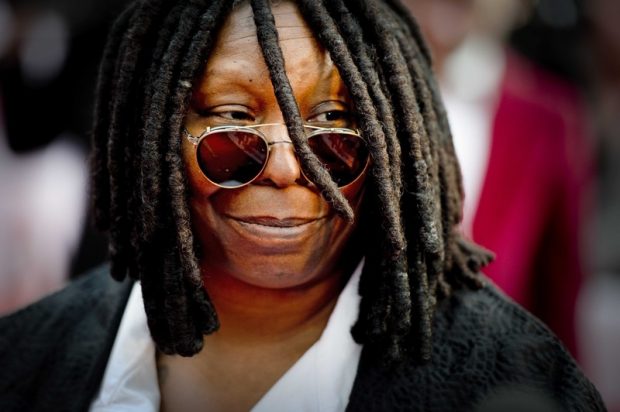 „Renunță la acest nume, nu-l meriți”. Mesaj pentru actrița Whoopi Goldberg, după ce a fost suspendată de postul ABC pentru afirmații jignitoare despre Holocaust