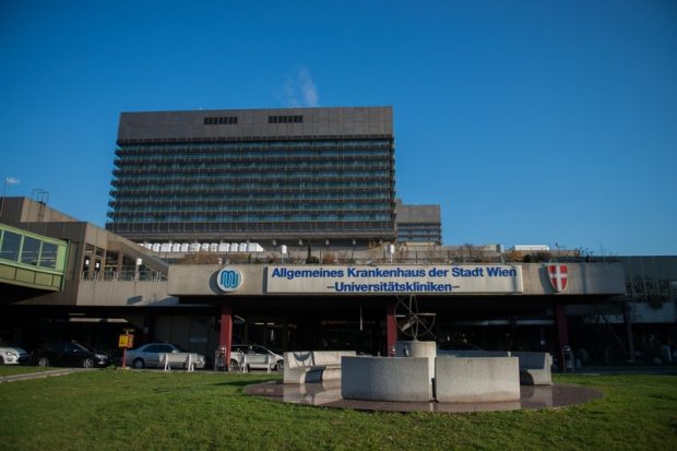 Trei brancardieri de la celebrul spital AKH din Viena goleau buzunarele pacienților în vărstă. Ce pedeapsă au primit