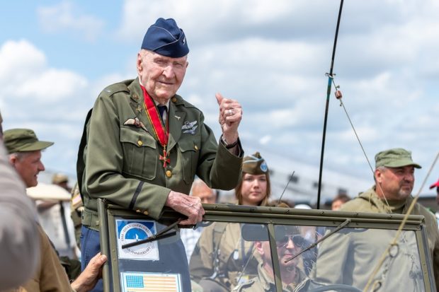 A murit pilotul Gail Halvorsen, supranumit „Candy Bomber”, după ce a parașutat zeci de tone de dulciuri pentru copii, în timpul blocadei Berlinului