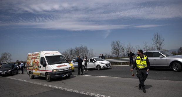 Polițiștii bulgari au găsit 61 de migranți într-un camion abandonat în orașul Burgas