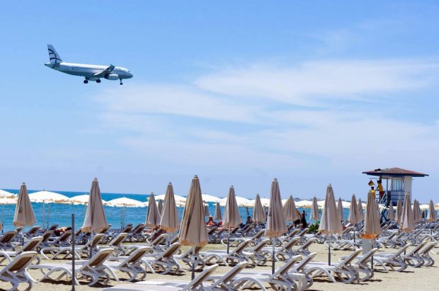 Oferta unei companii aeriene grecești pentru familii: rezervi o vacanță, copilul zboară gratuit