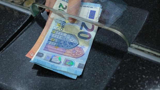Funcționar public din Galați, prins când lua șpagă de la un condamnat căruia trebuia să-i ponteze orele de muncă în folosul comunității