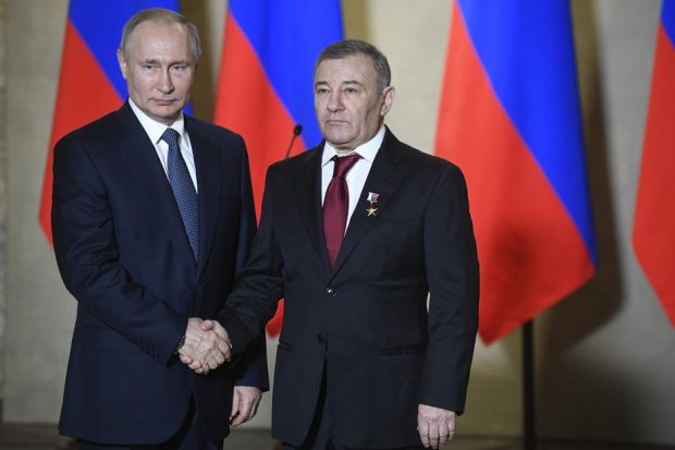 Cine sunt oligarhii ruși de pe lista de sancțiuni a Londrei. Printre ei, fostul partener de judo al lui Putin
