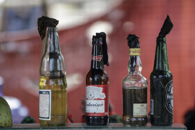O televiziune ucraineană difuzează instrucțiuni despre cum se prepară cocktailuri Molotov