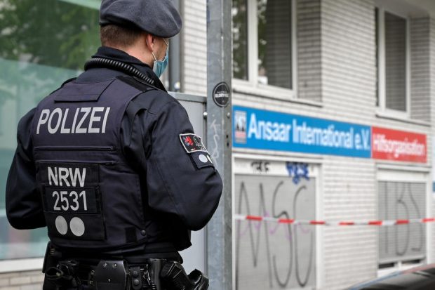 Bărbat aruncat pe geam, de la etajul al treilea, de părinții care l-au prins în dormitor cu fiica lor, în Germania