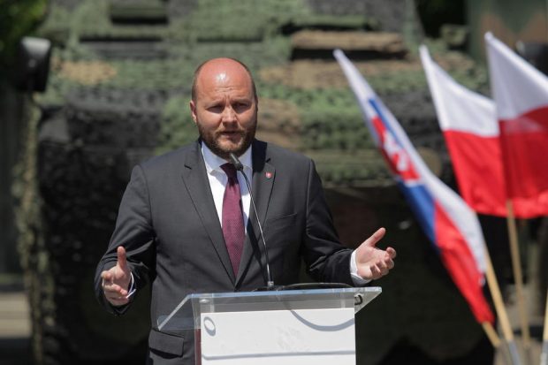 Personalul ambasadelor Slovaciei şi Sloveniei din Kiev, evacuat în România