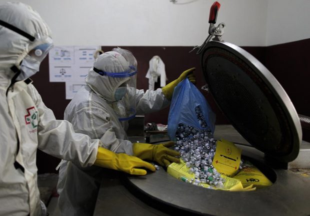 Avertisment al OMS: Pandemia a lăsat un „munte” de deşeuri medicale care pot fi periculoase