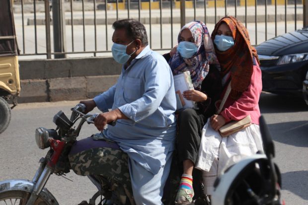 O femeie însărcinată din Pakistan a ajuns la spital cu un cui înfipt în cap, după ce un vraci i-a prezis că așa va naște un băiat