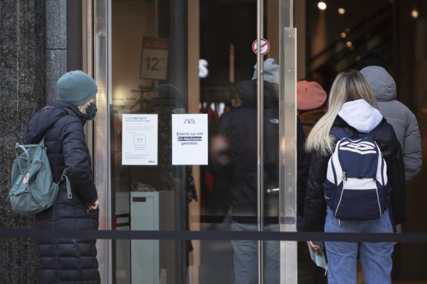 „Societatea paralelă” din Austria. Vaccinarea devine obligatorie de azi, în timp ce oponenții imunizării susțin că nu vor renunța