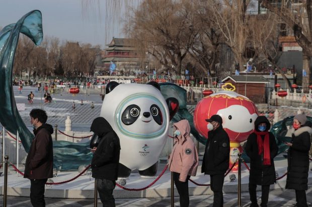 Goana după Bing Dwen Dwen, mascota Olimpiadei de la Beijing. „Am stat toată noaptea la coadă, să iau jucăria de pluș pentru iubita mea”