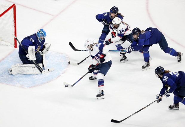Moment hilar la meciul Finlanda – SUA, din turneul olimpic feminin de hochei. Jucătoarele au fost chemate de la vestiare să rejoace ultimele minute