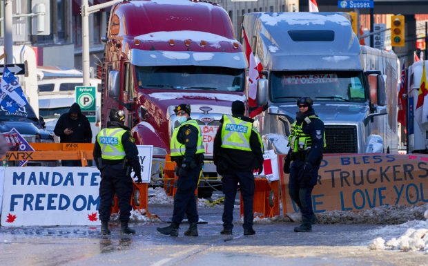 Măsurile luate de poliția din Ottawa pentru a elibera capitala de camionagii anti-vaccin. „Protestul s-a transformat într-o ocupație agresivă”