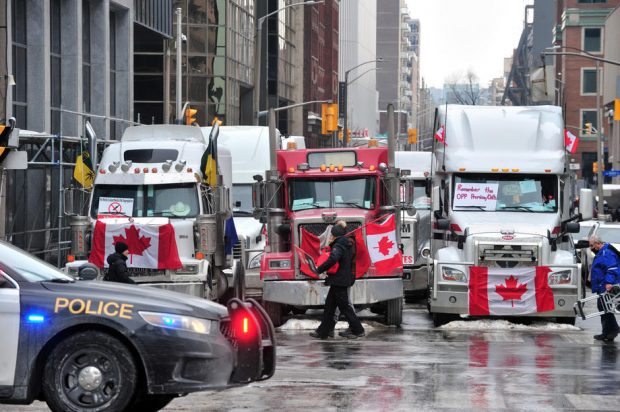 Canada are dificultăți în a încheia protestul camionagiilor. Blocarea unui pod perturbă comerțul
