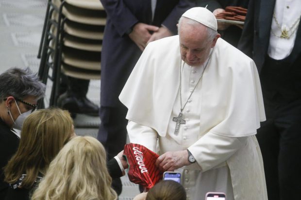 Papa Francisc a primit un tricou al Portugaliei din partea mamei lui Cristiano Ronaldo