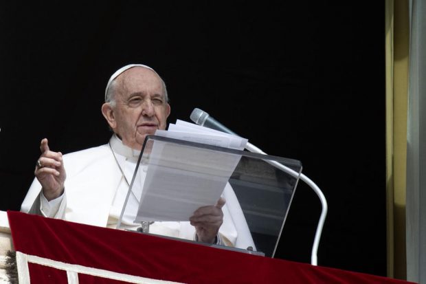 Papa Francisc, rugăciune pentru pacea din Ucraina, alături de mii de credincioși, în Piața Sfântul Petru, de la Vatican