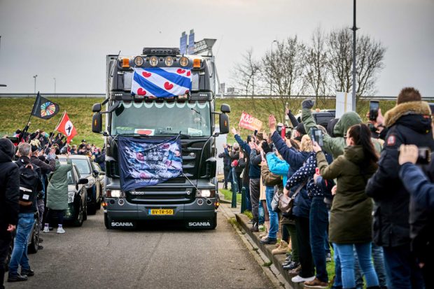 „Convoaiele libertății” se îndreaptă spre Bruxelles. Poliția ia măsuri pentru a împiedica un blocaj similar celui din Canada