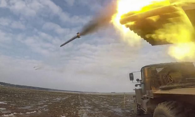 NATO se teme de un pretext pentru invazie, după ce Ucraina și rebelii susținuți de Rusia s-au acuzat reciproc de pornirea ostilităților