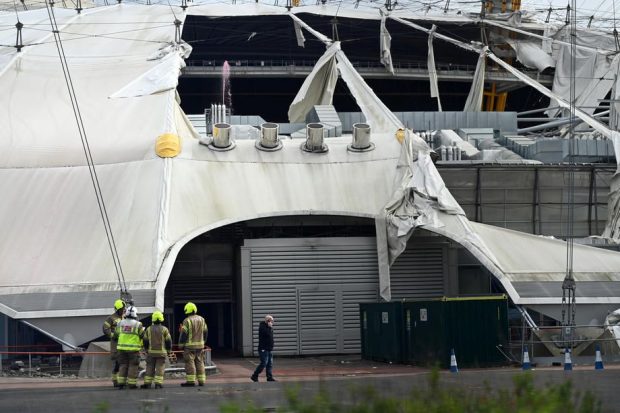 Acoperişul celebrei arenei O2 din Londra, distrus de furtuna Eunice