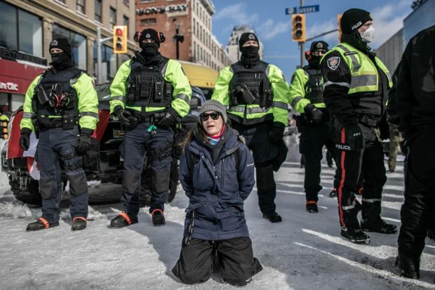 Poliția canadiană a arestat cel puțin 100 de protestatari, în încercarea de a dispersa „Convoiul Libertății” din Ottawa