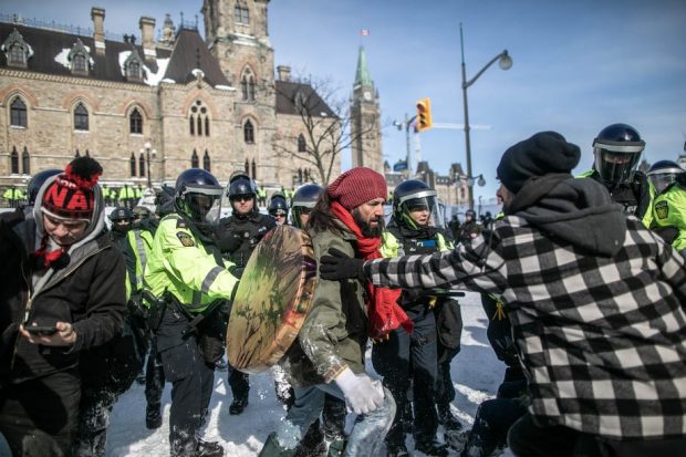 „Ocupația ilegală s-a încheiat!”. Poliția canadiană a eliberat centrul capitalei Ottawa, după o intervenție în forță. 170 de protestatari au fost arestați
