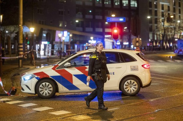Cel puțin o persoană a fost luată ostatic în Amsterdam de un bărbat înarmat, anunță Poliția locală