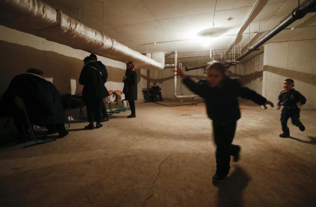 Brățări cu grupa de sânge, la mâinile copiilor. Mărturia unei mame, închisă într-un buncăr din estul Ucrainei