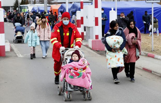 Guvern: Peste 70.000 de cetăţeni ucrainieni au intrat în ţară, până luni dimineaţa. Aproximativ jumătate dintre aceștia au rămas în România