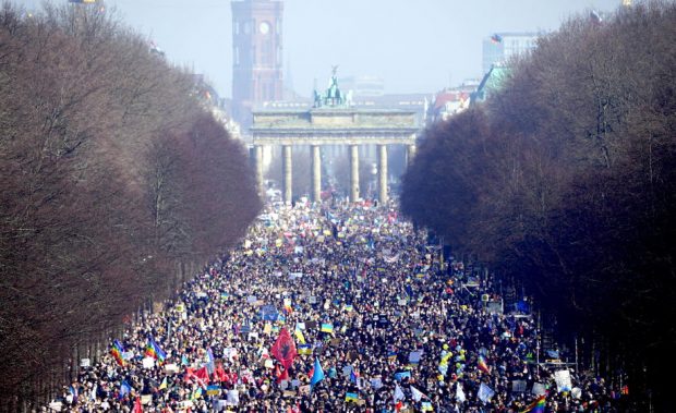 Apoximativ 100.000 de persoane protestează în Berlin, împotriva invaziei rusești din Ucraina
